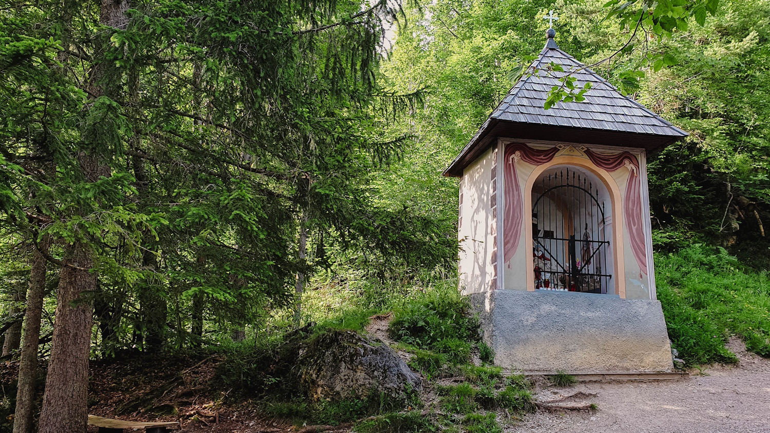 Kapelica ob poti na Svetega Primoža. FOTO: Erika Poljanšek
